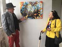 M. Wimmershoff mit der Besucherin L. Gimmini vor einem Kunstwerken bei den Tagen der Industriekultur am Wasser der Metropolregion Hamburg